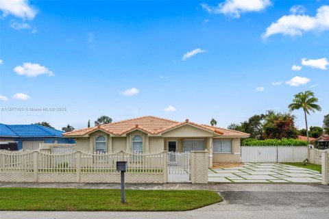 Casa en alquiler en Miami, Florida, 3 dormitorios, 144.09 m2 № 1923859 - foto 2