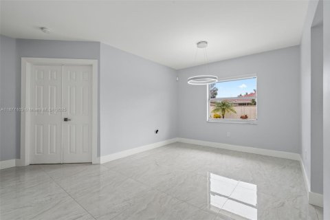 Casa en alquiler en Miami, Florida, 3 dormitorios, 144.09 m2 № 1923859 - foto 17