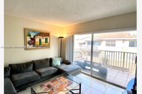 Condo in Doral, Florida, 2 bedrooms  № 2051585 - photo 4