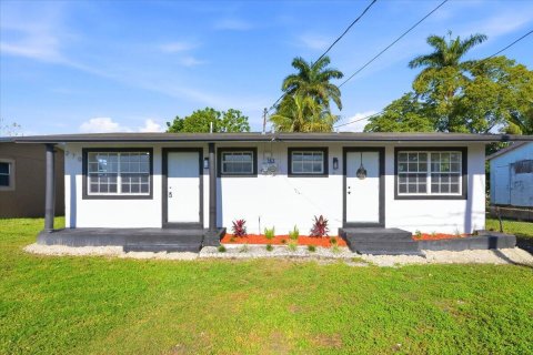 Casa en venta en South Bay, Florida, 4 dormitorios, 122.63 m2 № 2185749 - foto 3