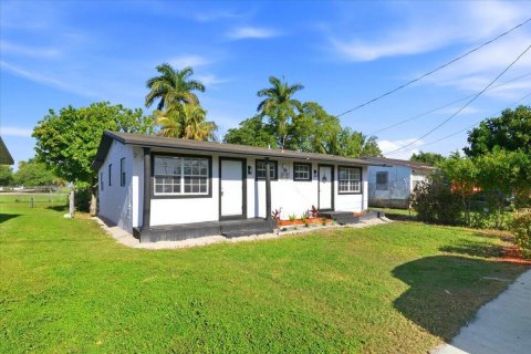 Casa en venta en South Bay, Florida, 4 dormitorios, 122.63 m2 № 2185749 - foto 2
