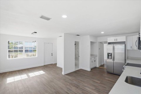 Casa en venta en South Bay, Florida, 4 dormitorios, 122.63 m2 № 2185749 - foto 9
