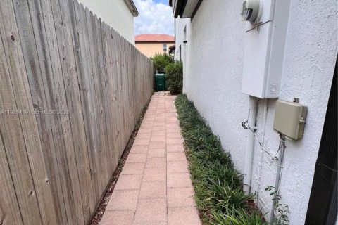 Commercial property in Homestead, Florida 1 bedroom, 308.44 sq.m. № 2047024 - photo 2