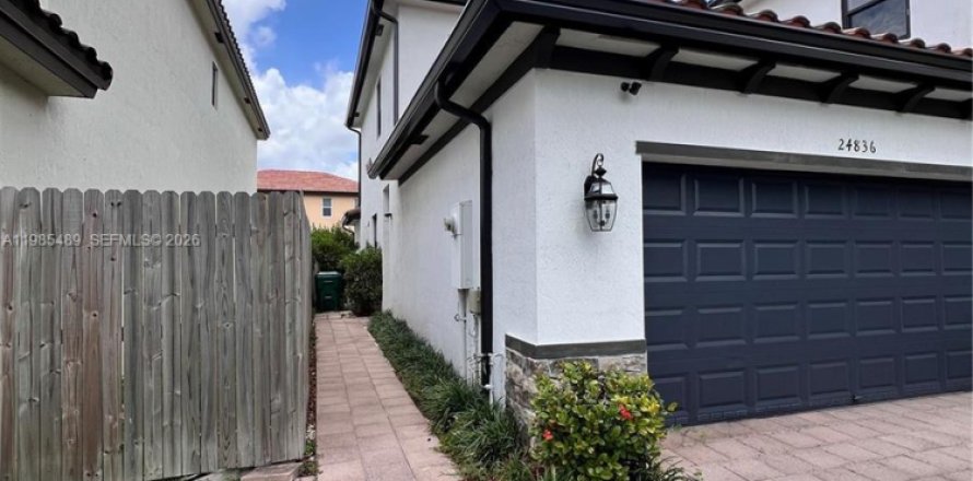 Commercial property in Homestead, Florida 1 bedroom, 308.44 sq.m. № 2047024