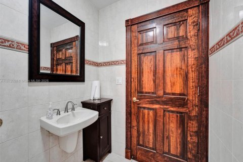 Commercial property in Wilton Manors, Florida № 1869948 - photo 10