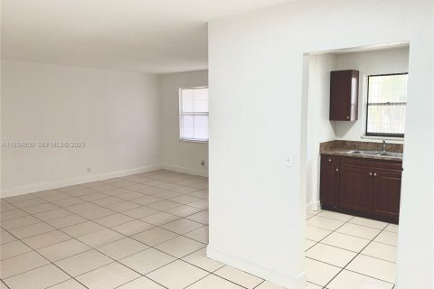Condominio en venta en Lauderhill, Florida, 2 dormitorios, 81.75 m2 № 1993725 - foto 4