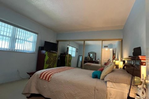 Condo in Hollywood, Florida, 1 bedroom № 1959930 - photo 13