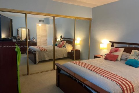 Condo in Hollywood, Florida, 1 bedroom № 1959930 - photo 12