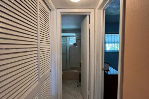 Condo in Hollywood, Florida, 1 bedroom № 1959930 - photo 15