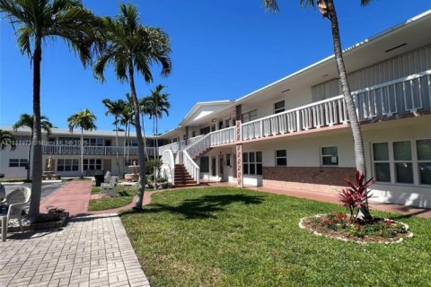 Condo in Hollywood, Florida, 1 bedroom № 1959930 - photo 2