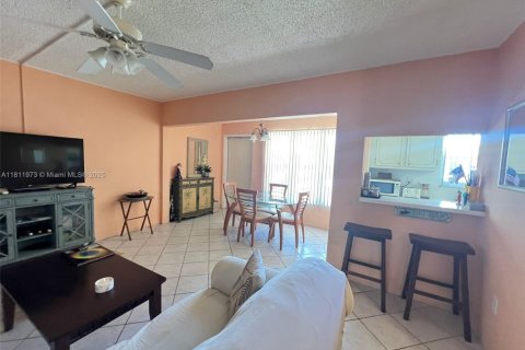 Condo in Hollywood, Florida, 1 bedroom № 1959930 - photo 6