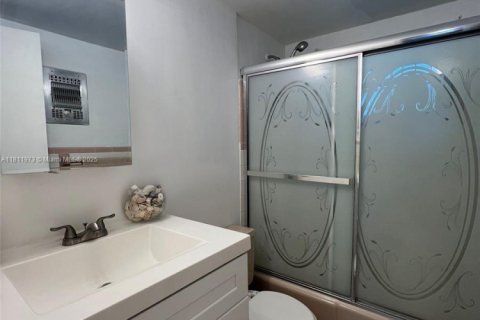 Condo in Hollywood, Florida, 1 bedroom № 1959930 - photo 14