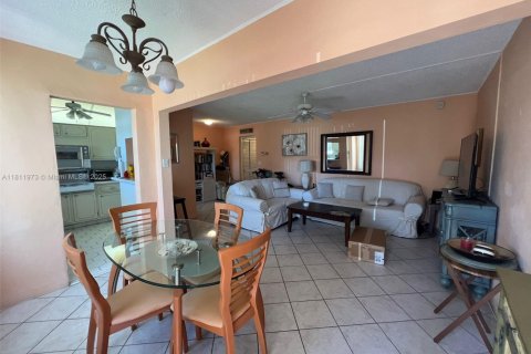 Condo in Hollywood, Florida, 1 bedroom № 1959930 - photo 4