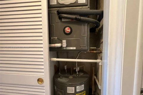 Condo in Hollywood, Florida, 1 bedroom № 1959930 - photo 16