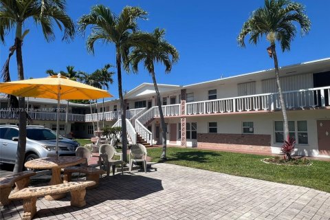 Condo in Hollywood, Florida, 1 bedroom № 1959930 - photo 1