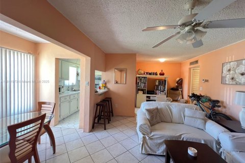Condo in Hollywood, Florida, 1 bedroom № 1959930 - photo 3