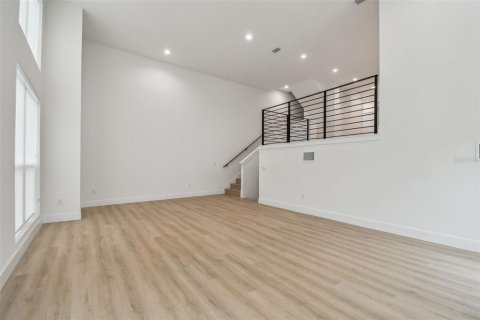 Adosado en alquiler en Saint Petersburg, Florida, 3 dormitorios, 231.42 m2 № 2234669 - foto 2