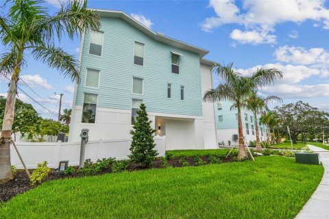 Townhouse in Saint Petersburg, Florida 3 bedrooms, 231.42 sq.m. № 2234669