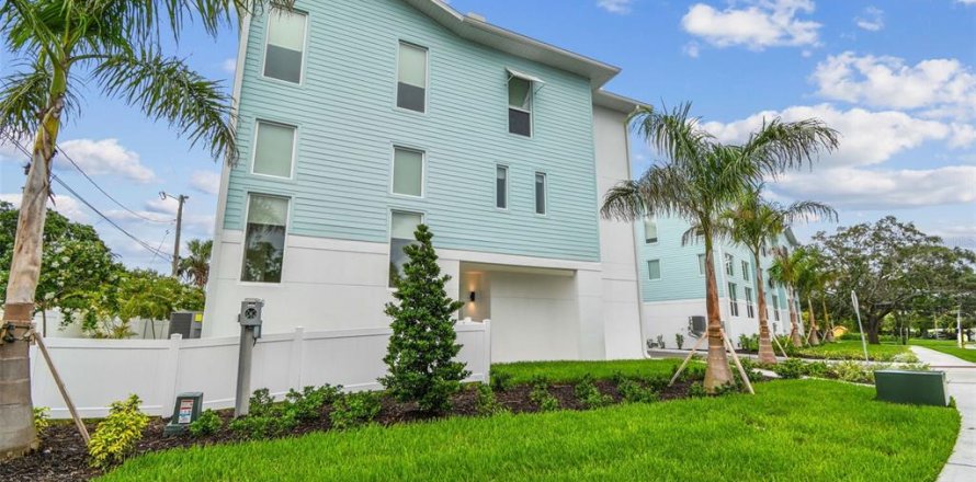 Adosado en Saint Petersburg, Florida 3 dormitorios, 231.42 m2 № 2234669