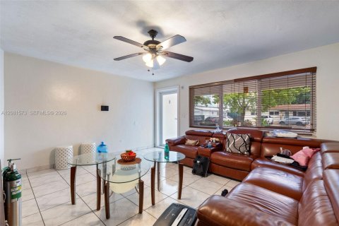 Villa ou maison à vendre à Hialeah, Floride: 5 chambres, 173.91 m2 № 2343333 - photo 5