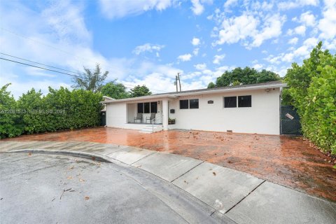 Villa ou maison à vendre à Hialeah, Floride: 5 chambres, 173.91 m2 № 2343333 - photo 2