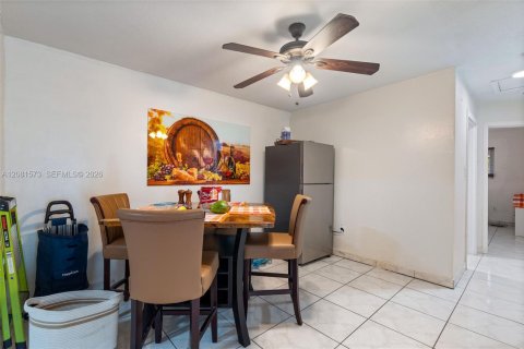 Villa ou maison à vendre à Hialeah, Floride: 5 chambres, 173.91 m2 № 2343333 - photo 7