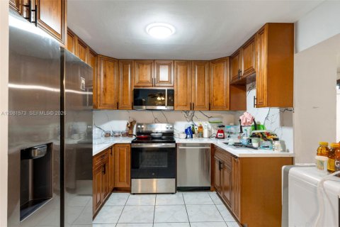 Villa ou maison à vendre à Hialeah, Floride: 5 chambres, 173.91 m2 № 2343333 - photo 10