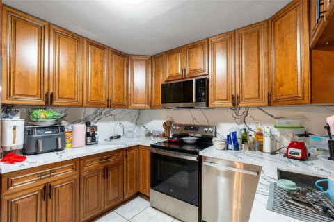 Villa ou maison à vendre à Hialeah, Floride: 5 chambres, 173.91 m2 № 2343333 - photo 9