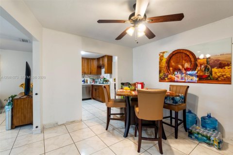 Villa ou maison à vendre à Hialeah, Floride: 5 chambres, 173.91 m2 № 2343333 - photo 8
