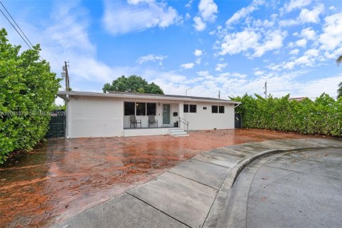 Villa ou maison à vendre à Hialeah, Floride: 5 chambres, 173.91 m2 № 2343333 - photo 3