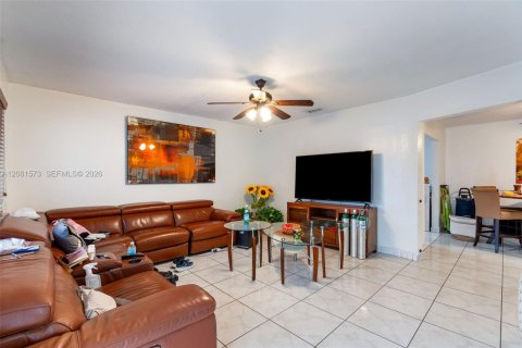 Villa ou maison à vendre à Hialeah, Floride: 5 chambres, 173.91 m2 № 2343333 - photo 4