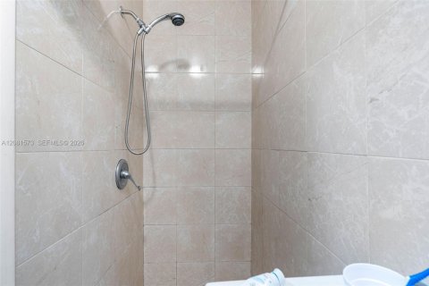 Villa ou maison à vendre à Hialeah, Floride: 5 chambres, 173.91 m2 № 2343333 - photo 21