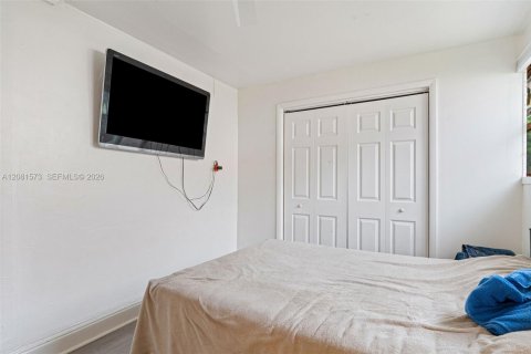 Villa ou maison à vendre à Hialeah, Floride: 5 chambres, 173.91 m2 № 2343333 - photo 19