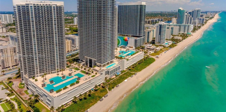 Condo in Hallandale Beach, Florida, 3 bedrooms № 1849102