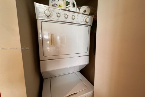 Condo in Hallandale Beach, Florida, 1 bedroom  № 1868751 - photo 9