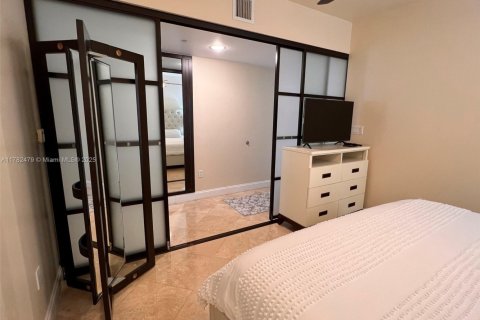 Condo in Hallandale Beach, Florida, 1 bedroom  № 1868751 - photo 14