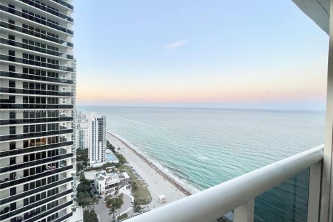 Condo in Hallandale Beach, Florida, 1 bedroom  № 1868751 - photo 2