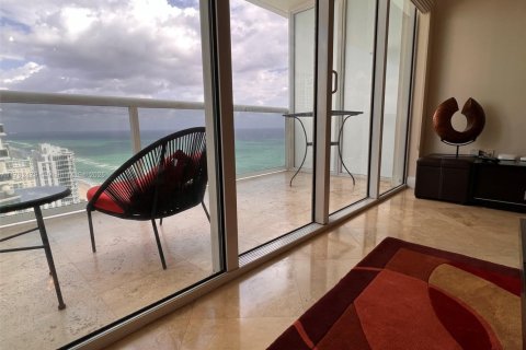 Condo in Hallandale Beach, Florida, 1 bedroom  № 1868751 - photo 1