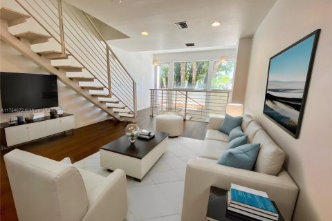 Condo in Miami Beach, Florida, 2 bedrooms № 1958283 - photo 1