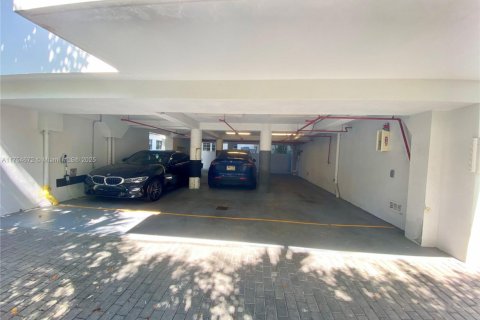 Condo in Miami Beach, Florida, 2 bedrooms № 1958283 - photo 27