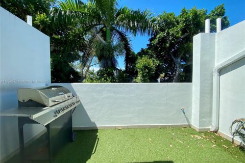 Condo in Miami Beach, Florida, 2 bedrooms № 1958283 - photo 10