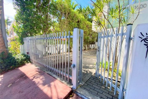 Condo in Miami Beach, Florida, 2 bedrooms № 1958283 - photo 24