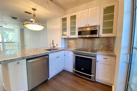 Condo in Miami Beach, Florida, 2 bedrooms № 1958283 - photo 3