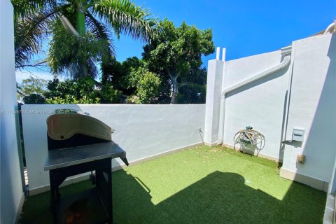 Condo in Miami Beach, Florida, 2 bedrooms № 1958283 - photo 9