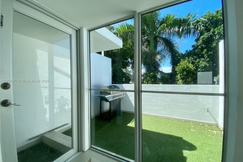 Condo in Miami Beach, Florida, 2 bedrooms № 1958283 - photo 15