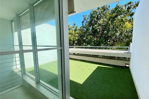 Condo in Miami Beach, Florida, 2 bedrooms № 1958283 - photo 13