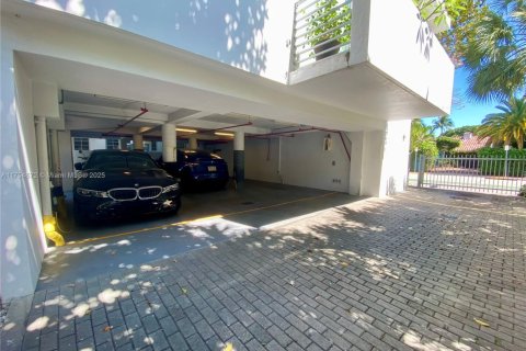 Condo in Miami Beach, Florida, 2 bedrooms № 1958283 - photo 26