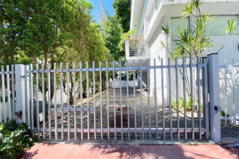 Condo in Miami Beach, Florida, 2 bedrooms № 1958283 - photo 25