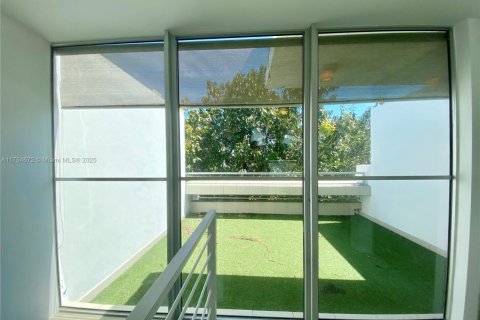 Condo in Miami Beach, Florida, 2 bedrooms № 1958283 - photo 19