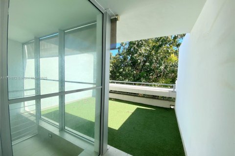 Condo in Miami Beach, Florida, 2 bedrooms № 1958283 - photo 18